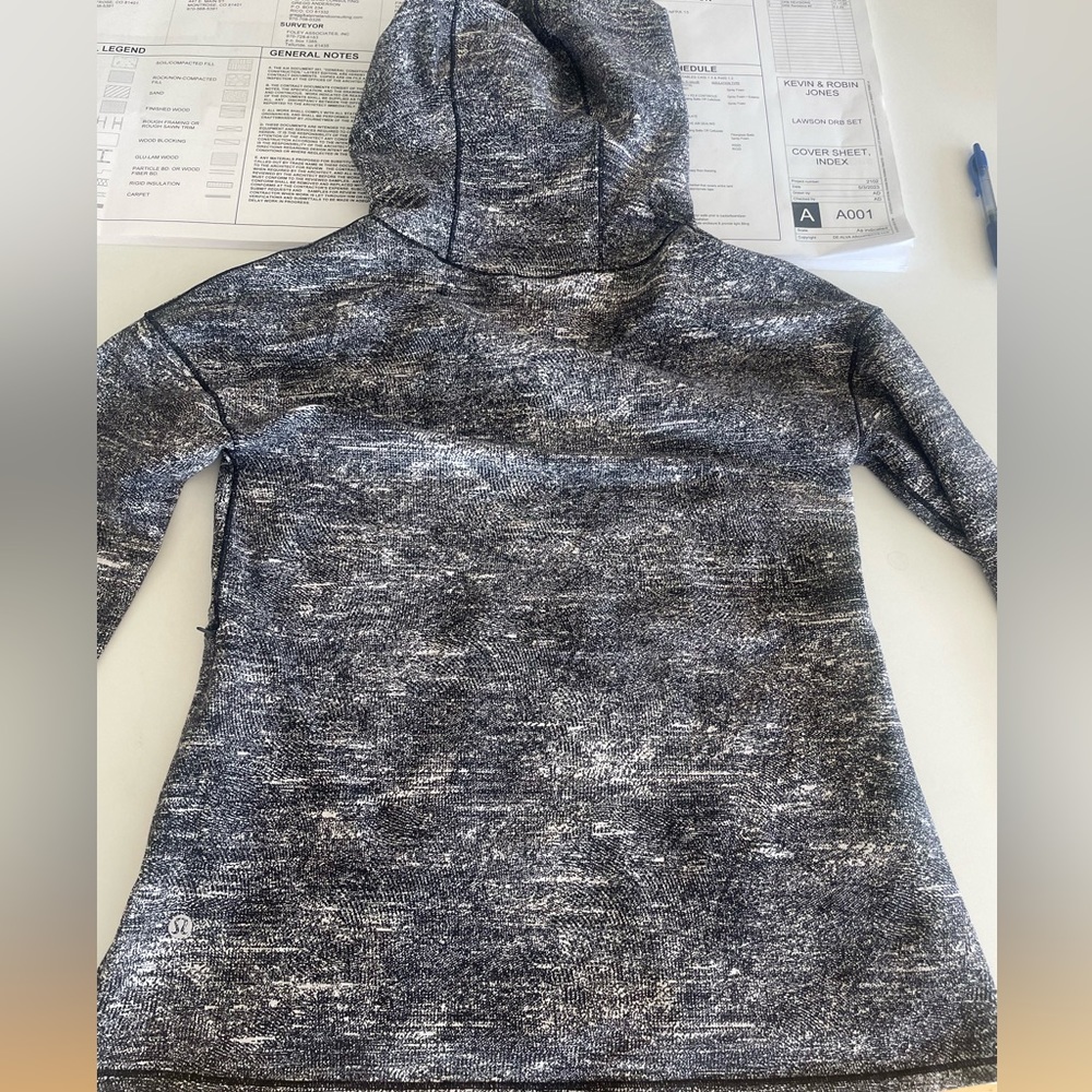 Lululemon hoodie - worn twice - size 6